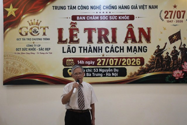 Đại t&aacute; Hồ Quang Cử đọc b&agrave;i thơ tri &acirc;n đầy cảm x&uacute;c tại Hội nghị.