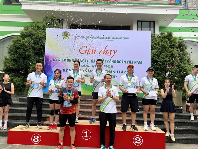 Ban tổ chức trao Giải cho các VĐV có thành tích xuất sắc tại Giải chạy.