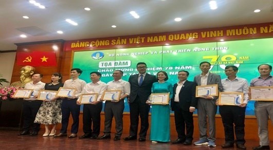 Ngày 11/4/2024 tại Bộ Nông nghiệp và Phát triển Nông thôn Việt Nam, có Hợp tác xã trà an toàn Phú Đô của huyện Phú Lương đã được vinh danh “vua chuyển đổi số nông nghiệp lần thứ nhất năm 2024”.