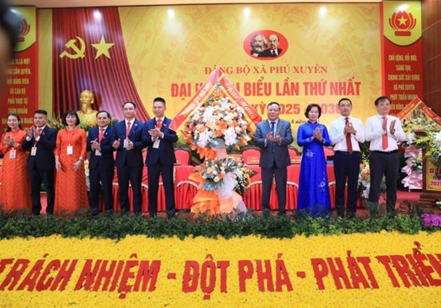 Phó Bí thư Thường trực Thành ủy Hà Nội Nguyễn Văn Phong cùng các đồng chí lãnh đạo TP tặng hoa chúc mừng Đại hội.