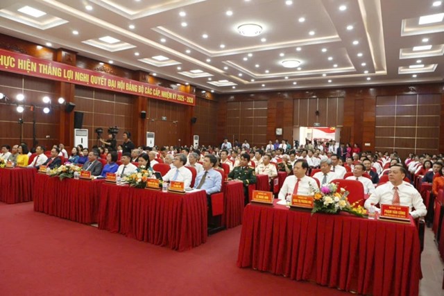 Các đai biểu làm lễ chào cờ tại Đại hội đại biểu Đảng bộ xã Phú Xuyên.