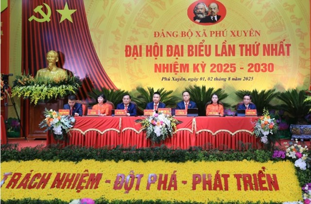 Đoàn Chủ tịch Đại hội Đảng bộ xã Phú Xuyên.