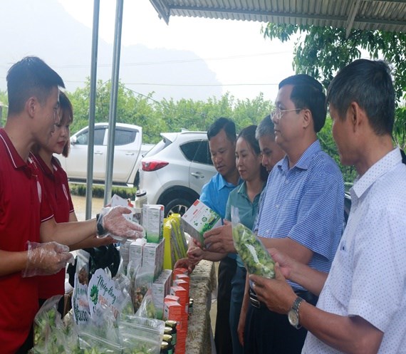 Ông Dương Văn Toản, (đứng thứ 2 bên phải) Phó Chủ tịch UBND huyện Võ Nhai, (Thái Nguyên).