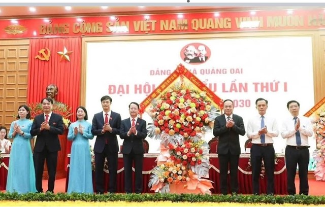 Trung tướng Nguyễn Thanh Tùng, UVTV Thành ủy, Giám đốc CATP và ĐB Thành phố Hà Nội tặng hoa Chúc mừng Đại hội.
