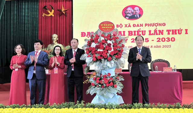 Ủy viên Ban Thường vụ, Trưởng ban Tuyên giáo và Dân vận Thành ủy Nguyễn Doãn Toản tặng hoa chúc mừng Đại hội.