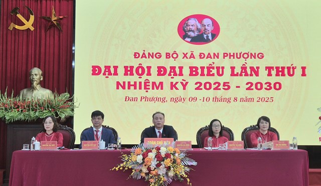 Đoàn Chủ tịch Đại hội.