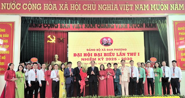 Các đồng chí trong BCH Đảng bộ xã ra mắt Đại hội.