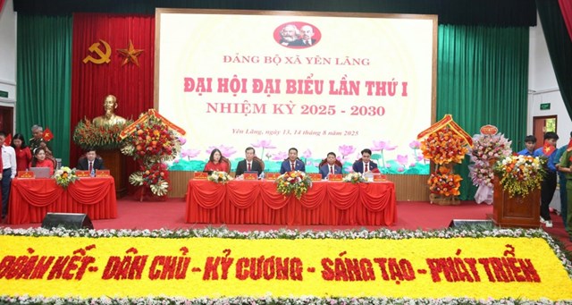 Đoàn Chủ tịch chủ trì Đại hội. 