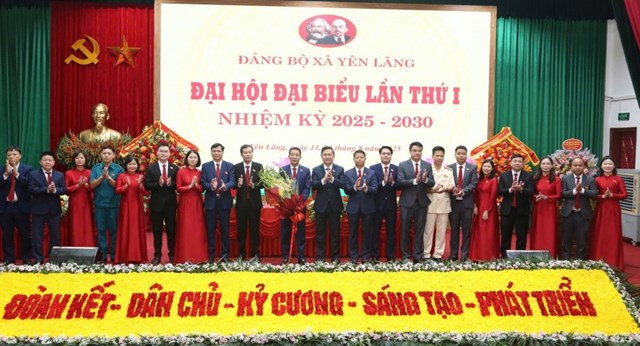 Ban Chấp hành Đảng bộ xã Yên Lãng ra mắt Đại hội.