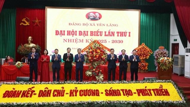 ồng chí Hà Minh Hải, Ủy viên Ban Thường vụ Thành ủy, Trưởng ban Tổ chức Thành ủy Hà Nội tặng hoa chúc mừng Đại hội đại biểu xã Yên Lãng lần thứ nhất, nhiệm kỳ 2025 - 2030