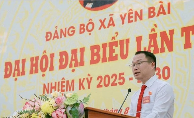 Đồng chí Triệu Sinh Tuyển, UVTV Đảng ủy, Trưởng ban xây dựng Đảng xã Yên Bài tuyên bố lý do, giới thiệu đại biểu.