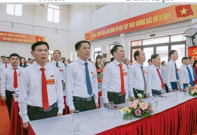 Các Đại biểu dự Đại hội Đại biểu Đảng bộ xã Yên Bài thực hiện nghi lễ chào cờ.