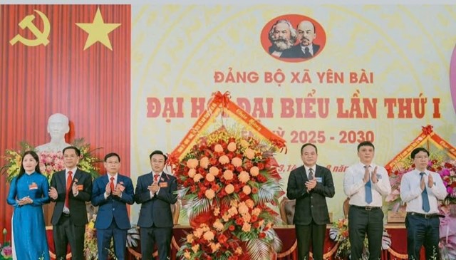 Trung tướng Nguyễn Thanh Tùng, UVTV Thành ủy, Giám đốc CATP Hà Nội và Tổ công tác số 15 Thành ủy tặng hoa chúc mừng Đại hội.