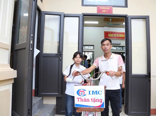 Niềm vui của các em học sinh và gia đình khi nhận quà từ CLB báo chí Phú Thọ tại Hà Nội.