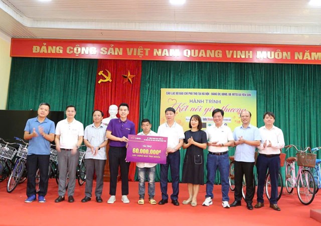 Tại huyện Thanh Sơn cũ, CLB Báo chí Phú Thọ tại Hà Nội tiếp tục trao tổng số tiền là 120 triệu đồng hỗ trợ xây dựng 2 ngôi nhà tình nghĩa tặng 2 gia đình có hoàn cảnh khó khăn (mỗi ngôi nhà trị giá 60 triệu đồng) 