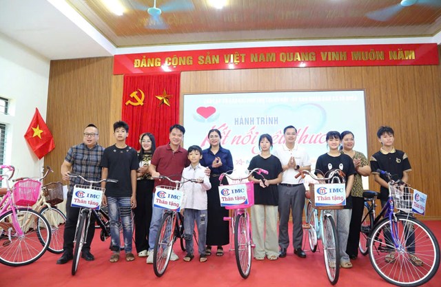 ... Và tặng 30 chiếc xe đạp cho học sinh nghèo vượt khó.
