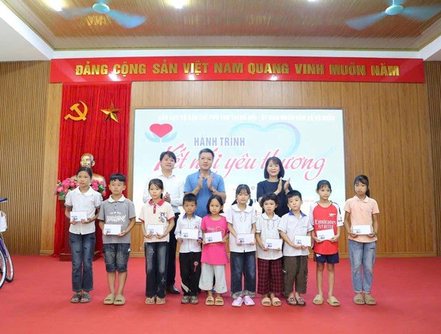 Các em học sinh có thành tích xuất sắc nhận quà từ CLB báo chí Phú Thọ tại Hà Nội.