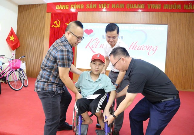Các thành viên CLB hỗ trợ em học sinh có hoàn cảnh đặc biệt khó khăn.