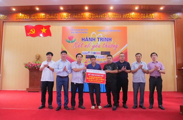 Câu lạc bộ báo chí Phú Thọ tại Hà Nội cùng một số mạnh thường quân đã trao tổng số tiền 60 triệu đồng hỗ trợ xây dựng ngôi nhà tình nghĩa cho hộ gia đình ông Hà Ngọc Biên tại xã Xuân Đài.