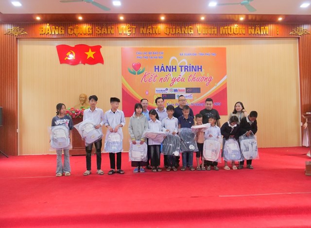 CLB Báo chí Phú Thọ tại Hà Nội tặng cặp sách cho các em học sinh trước thềm năm học mới.
