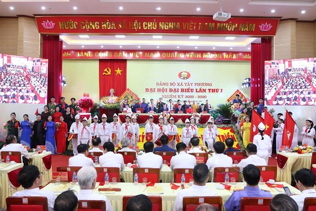 Các tầng lớp nhân dân chúc mừng Đại hội đại biểu Đảng bộ xã Tây Phương lần thứ I. 