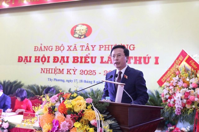 Bí thư Đảng ủy, Chủ tịch HĐND xã Tây Phương Nguyễn Minh Hồng phát biểu khai mạc Đại hội. 