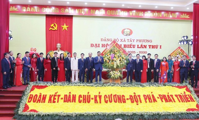 Trưởng ban Nội chính Thành ủy Đỗ Anh Tuấn tặng hoa chúc mừng Ban Chấp hành Đảng bộ xã Tây Phương nhiệm kỳ 2025-2030. 