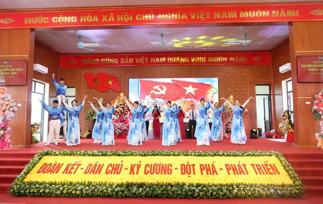 Văn nghệ chào mừng Đại hội.