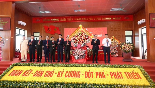 Trung tướng Nguyễn Thanh Tùng, UVBTV Thành ủy, Giám đốc CATP Hà Nội cùng Tổ công tác số 15 Thành ủy Hà Nội tặng hoa chúc mừng Đại hội.