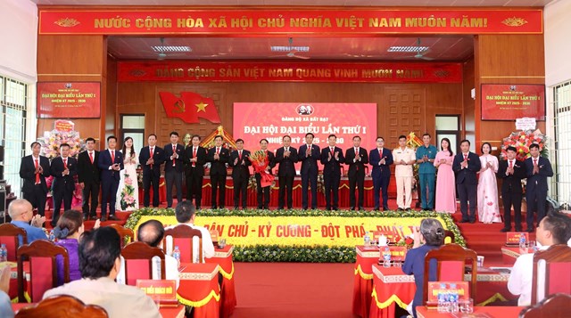 Lãnh đạo thành phố Hà Nội tặng hoa chúc mừng Ban Chấp hành Đảng bộ xã Bất Bạt nhiệm kỳ 2025-2030. 