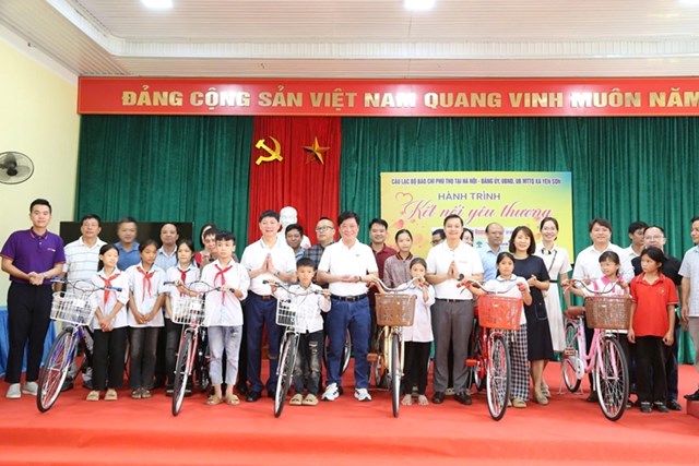 Câu lạc bộ báo chí Phú Thọ tại Hà Nội: Tặng quà cho học sinh nghèo vượt khó và gia đình khó khăn trên quê hương Đất Tổ, trong hai ngày 16-17/8/2025.