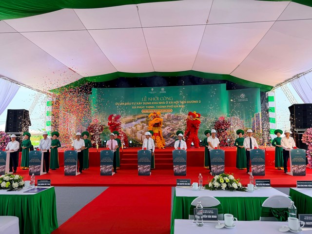 C&aacute;c đại biểu ấn n&uacute;t khởi c&ocirc;ng dự &aacute;n.