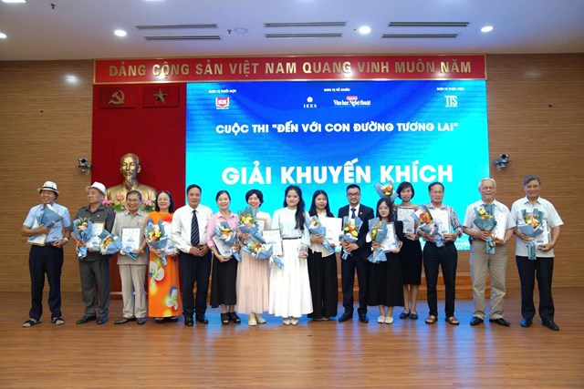 Trao giải Khuyến kh&iacute;ch cho c&aacute;c t&aacute;c giả đạt giải.