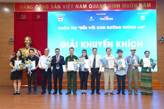Trao giải Cuộc thi viết “Đến với Con đường tương lai” - Ảnh 1