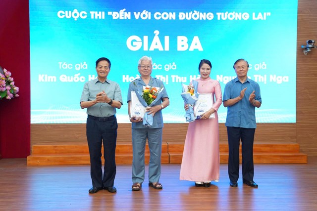 Ban tổ chức trao giải Ba cho c&aacute;c t&aacute;c giả đoạt giải.
