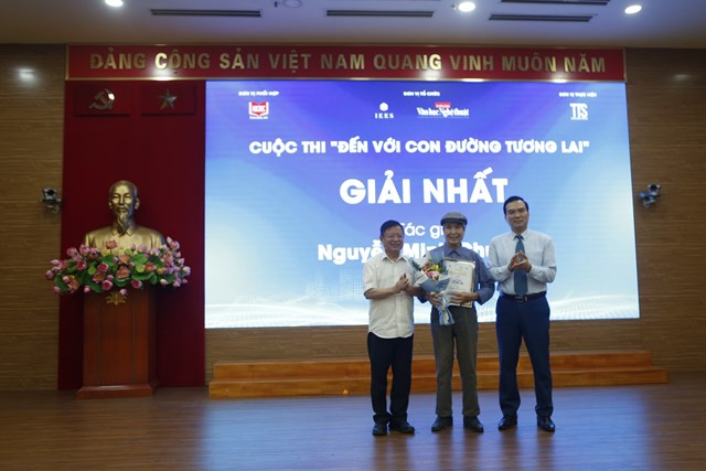 Ban Tổ chức trao Giải Nhất cho Anh h&ugrave;ng lao động Minh Chuy&ecirc;n. Lễ trao giải diễn ra tại trụ sở Đảng uỷ Khối c&aacute;c cơ quan Trung ương.