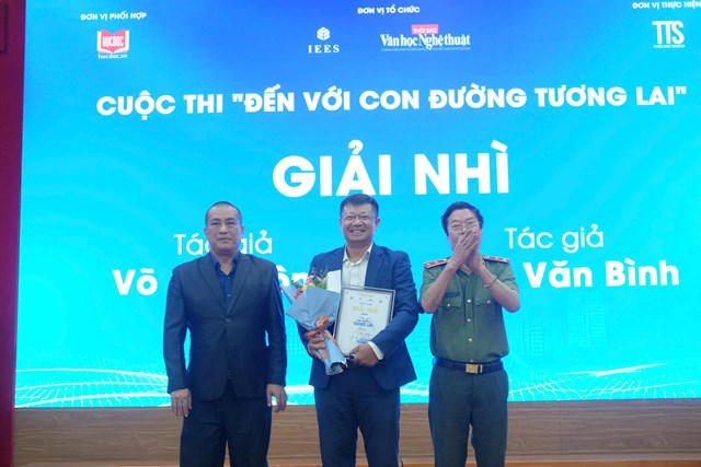 Nh&agrave; b&aacute;o Đinh Văn B&igrave;nh, Trưởng ph&ograve;ng Ph&oacute;ng vi&ecirc;n Tạp ch&iacute; L&agrave;ng nghề Việt Nam vinh dự nhận giải Nh&igrave; cuộc thi viết &ldquo;Đến với con đường tương lai&rdquo;