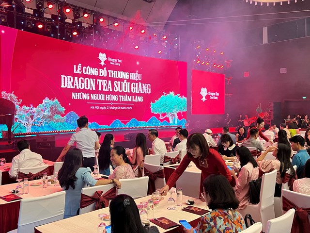 Các đại biểu thưởng thức 4 dòng trà gồm: Bạch trà, Hồng trà, Hoàng trà và Ngọc trà tại lễ công bố