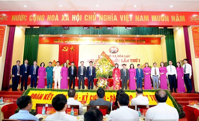 Đồng chí Đỗ Anh Tuấn, Trưởng ban Nội chính Thành ủy thay mặt Thành phố tặng hoa chúc mừng Đại hội.