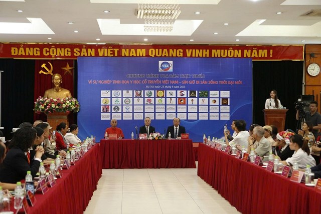 Chương trình Tọa đàm trực tuyến với chủ đề “Tinh hoa Y học cổ truyền Việt Nam - Gìn giữ di sản sống trong thời đại mới”.