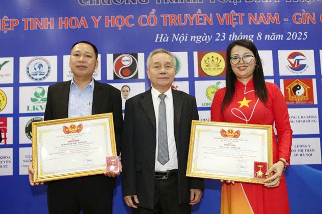 B&agrave; H&agrave; Thị T&iacute;nh - Chủ tịch Hội đồng quản trị, ki&ecirc;m Tổng gi&aacute;m đốc C&ocirc;ng ty cổ phần Tập đo&agrave;n Cung ứng v&agrave; Ph&aacute;t triển HT Software Việt Nam nhận giấy chứng nhận "V&igrave; sự nghiệp tinh hoa Y học cổ truyền Việt Nam - G&igrave;n giữ di sản sống trong thời đại mới".