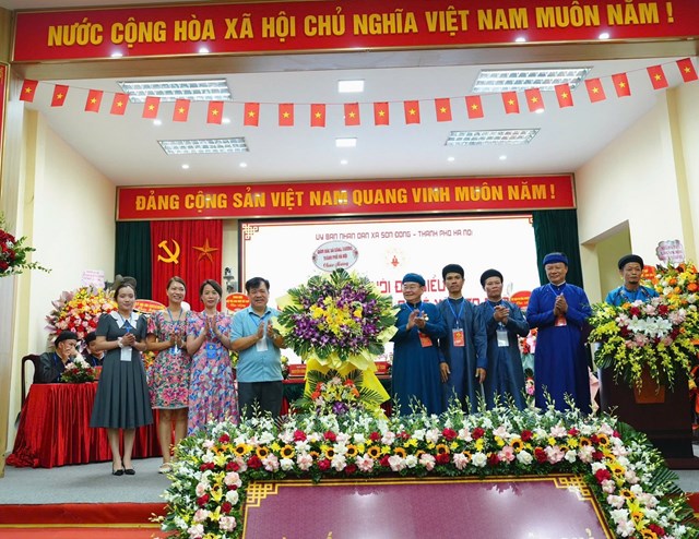 C&aacute;c Đại biểu c&oacute; l&atilde;ng hoa Ch&uacute;c mừng Đại hội.