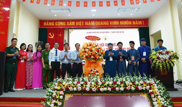 L&atilde;nh đạo x&atilde; Sơn Đồng tặng l&atilde;ng hoa ch&uacute;c mừng Đại hội.