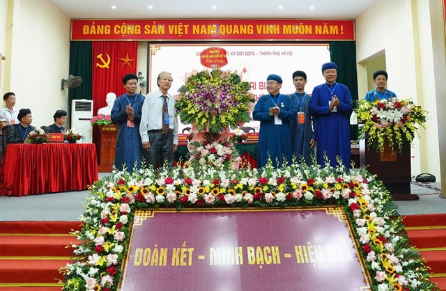 L&atilde;nh đạo&nbsp;Trung ương Hiệp hội L&agrave;ng nghề Việt Nam c&oacute; l&atilde;ng hoa ch&uacute;c mừng Đại hội.