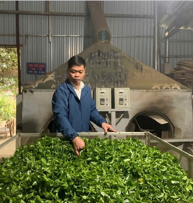 Ông Nguyễn Văn Thanh (chồng bà Thiết) bên máy sao chè. 4- Bà Nguyễn Thị Thiết giới thiệu sản phẩm OCOP 3 sao Chè xanh Tri kỷ của gia đình.