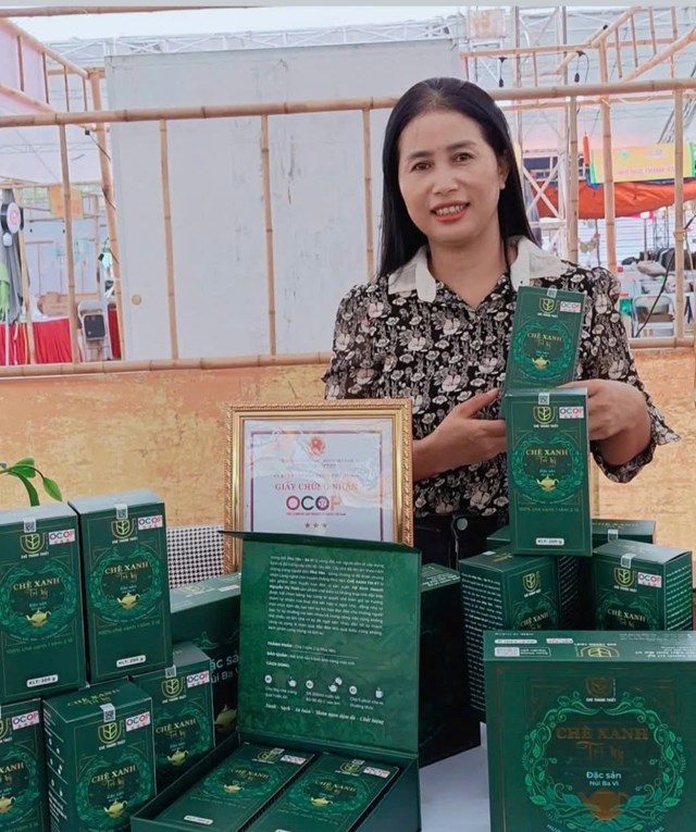 Bà Nguyễn Thị Thiết giới thiệu sản phẩm OCOP 3 sao Chè xanh Tri kỷ của gia đình.