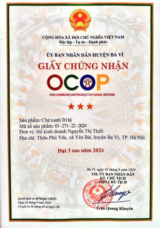 Giấy chứng nhận OCOP 3 sao Chè xanh Tri kỷ của hộ gia đình ông bà Nguyễn Thị Thiết.