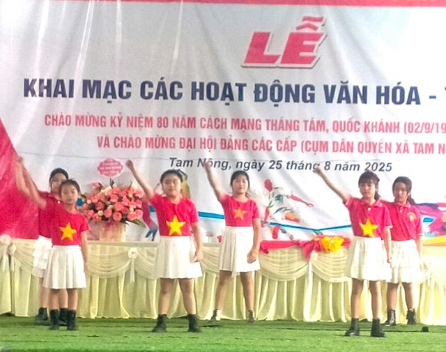 Tiết mục văn nghệ chào mừng.