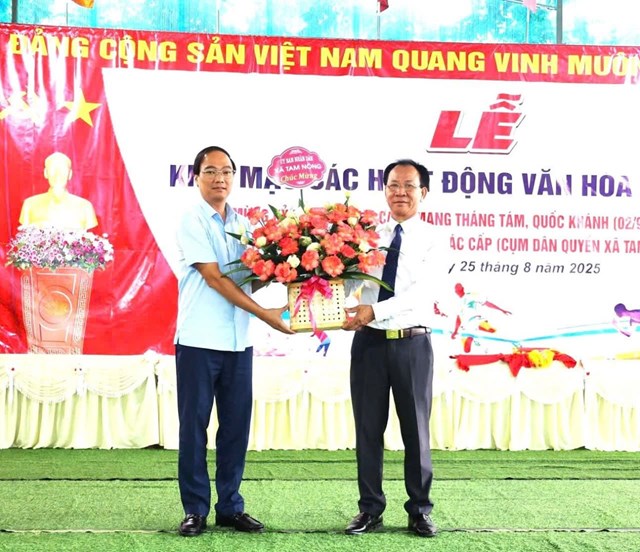 Ông Đỗ Hùng Sơn, Phó BT Đảng ủy, Chủ tịch UBND xã Tam Nông tặng hoa chúc mừng.