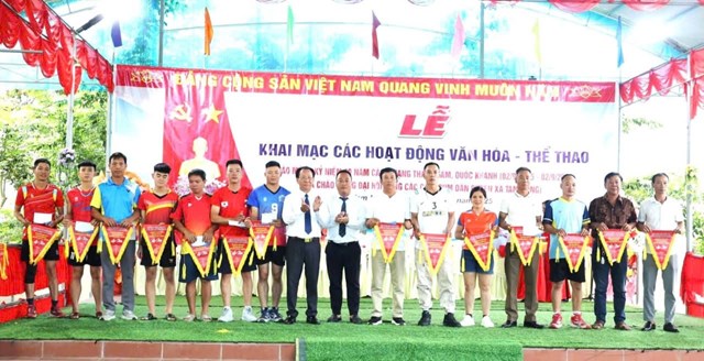 Ban tổ chức và Nhà tài trợ tặng quà và quà cho các đội.